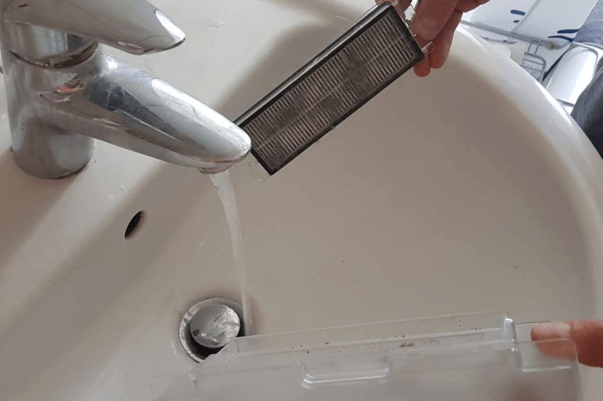 HEPA фильтр промывается под проточной водой.